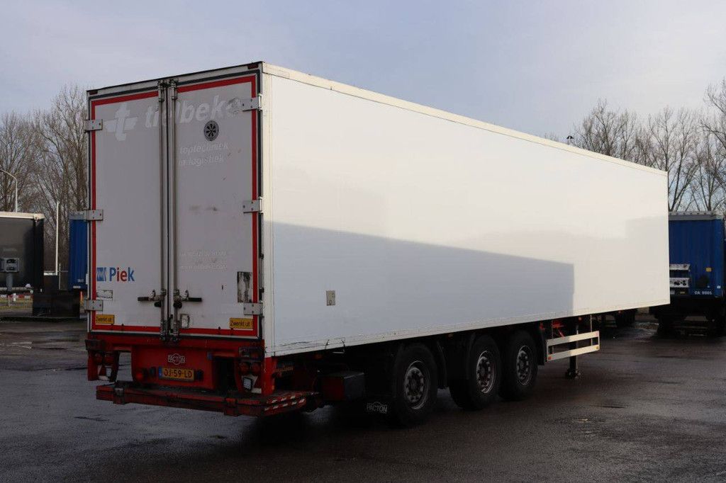 Closed Semi-trailer Pacton B3-001 39000kg 2006
