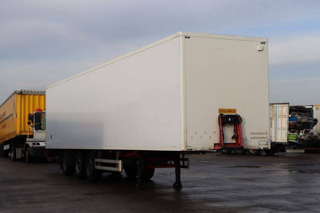 Closed Semi-trailer Pacton B3-001 39000kg 2006