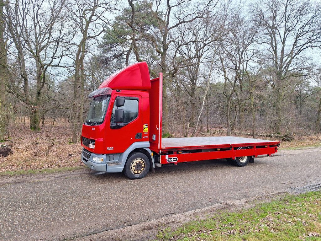 Beladung eines DAF LF45-220 Diesel-Lkw (Baujahr 2009)