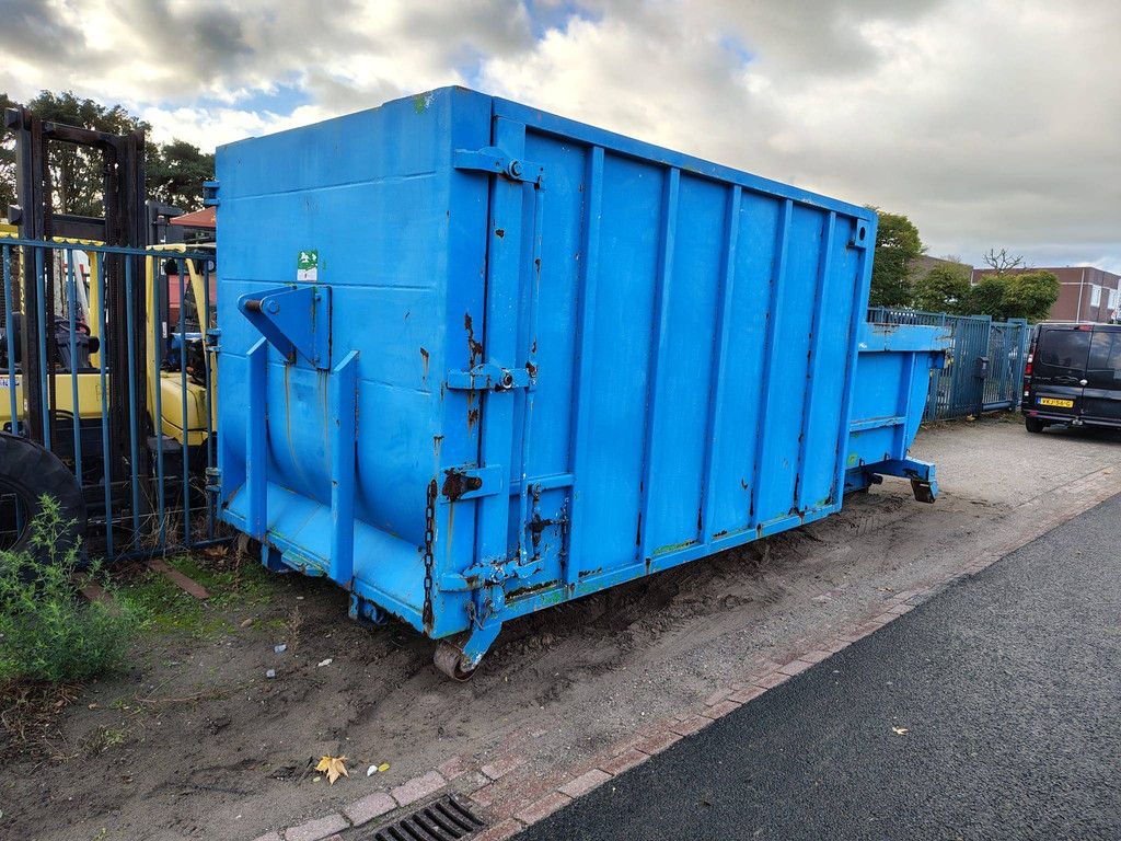 Pressbehälter mit Haken- und Kabelsystem