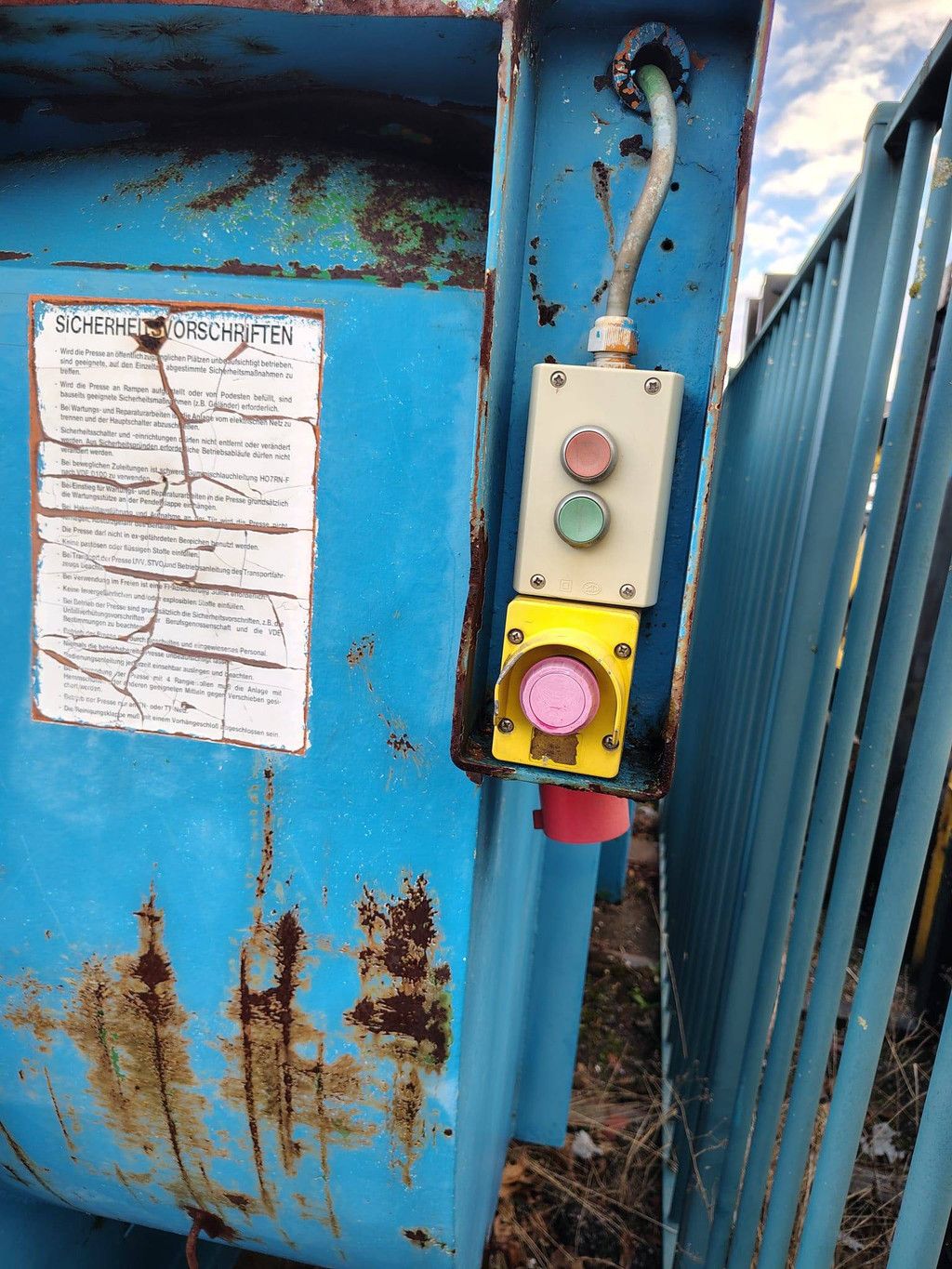 Pressbehälter mit Haken- und Kabelsystem