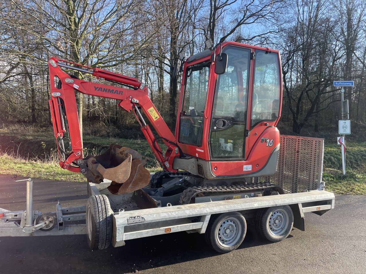 Yanmar SV16 minigraver met Hulco machinetransporter