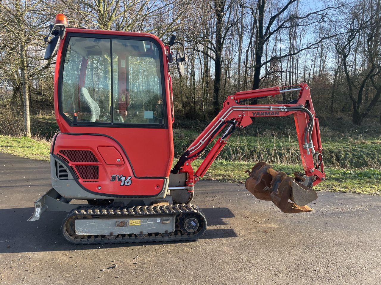 Yanmar SV16 minigraver met Hulco machinetransporter