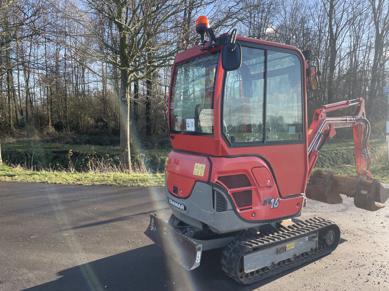 Yanmar SV16 minigraver met Hulco machinetransporter