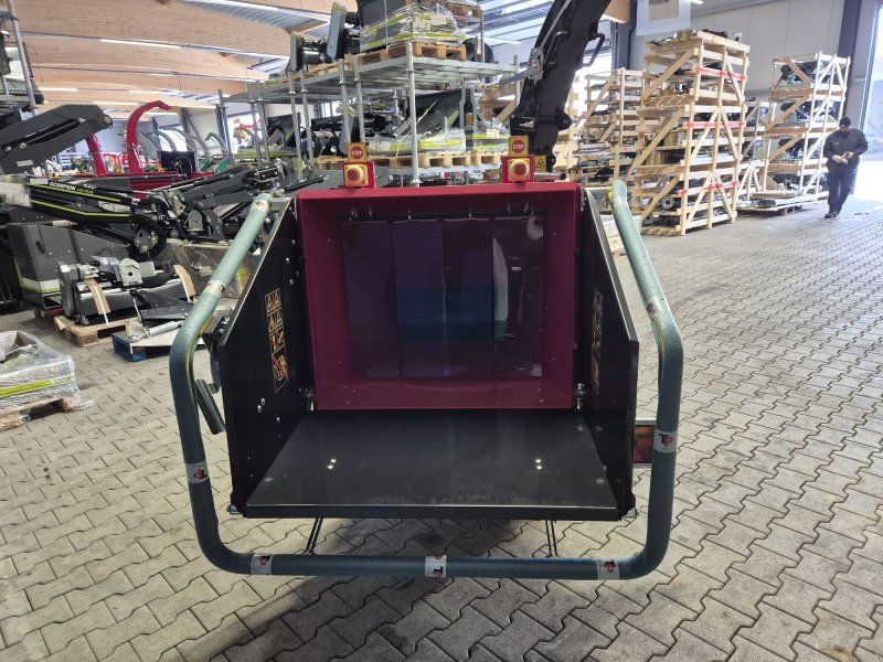 TP 165 MOBILE Holzhacker /Holzhäcksler mit Benzinmotor und PKW-Fahr