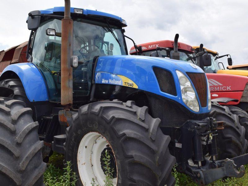 New Holland T 7040