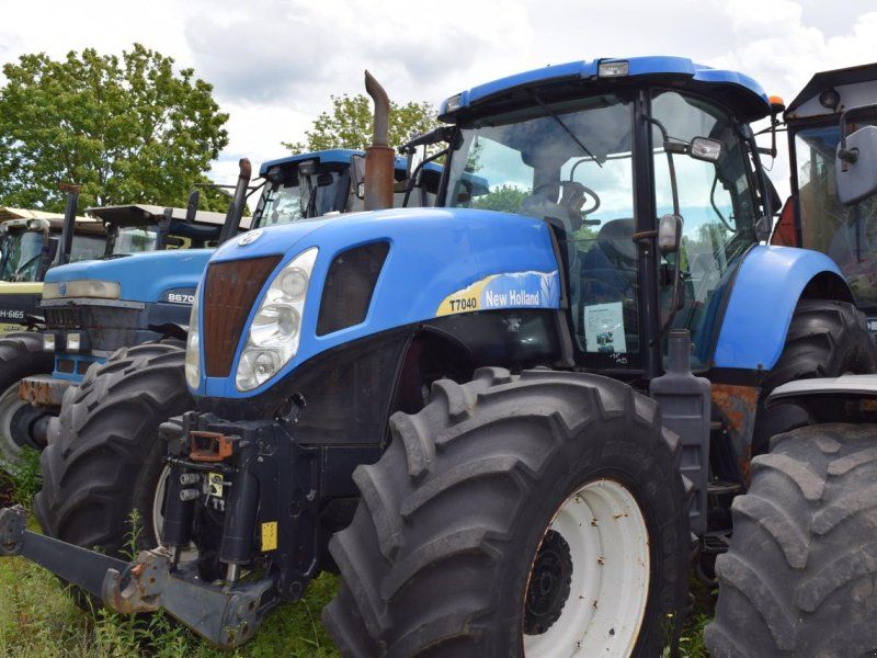 New Holland T 7040
