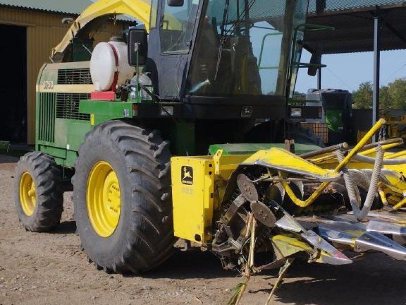 John Deere 6750
