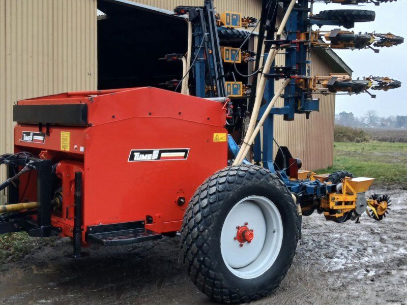 Kleine Unicorn 3 Lift, monteret på Tume gødningsmaskine.