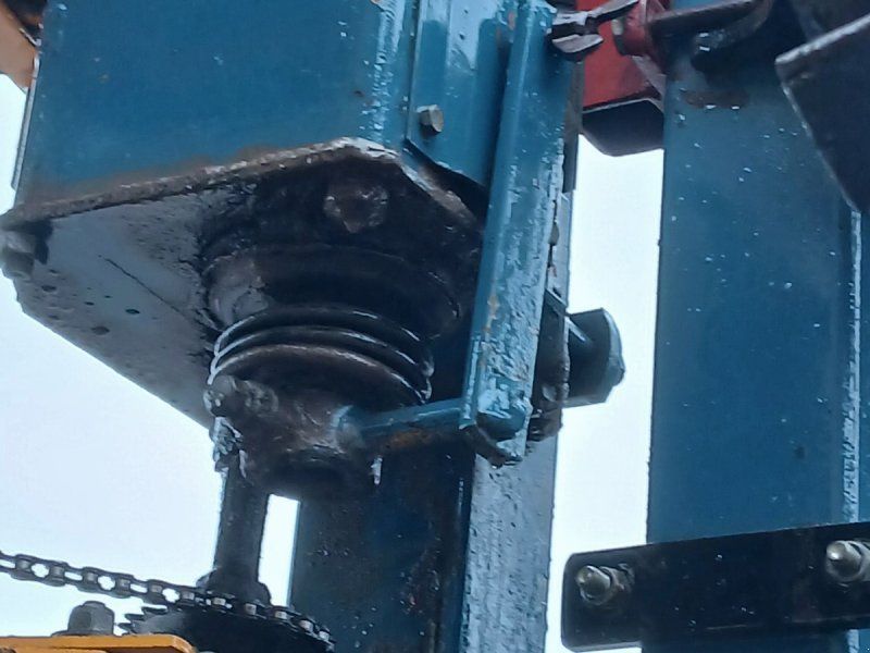 Kleine Unicorn 3 Lift, monteret på Tume gødningsmaskine.