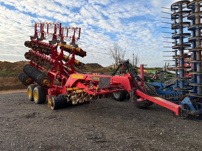 Väderstad Carrier CR 820 mit Striegel