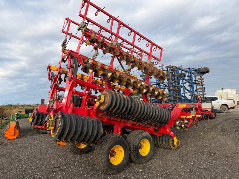 Väderstad Carrier CR 820 mit Striegel