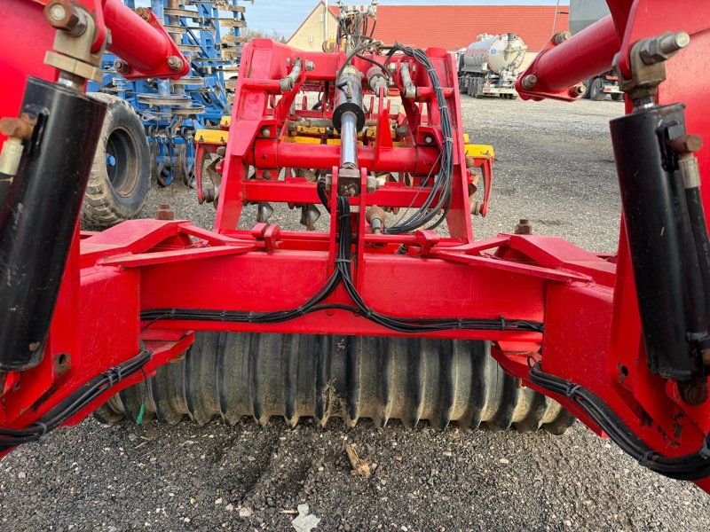 Väderstad Carrier CR 820 mit Striegel