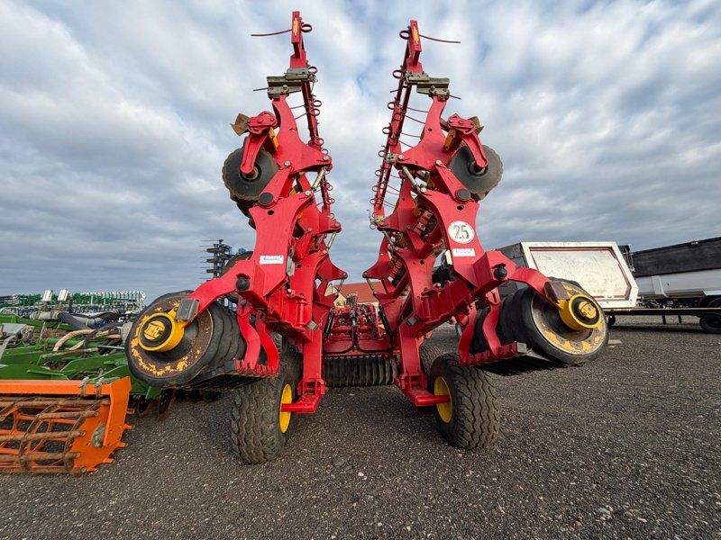 Väderstad Carrier CR 820 mit Striegel
