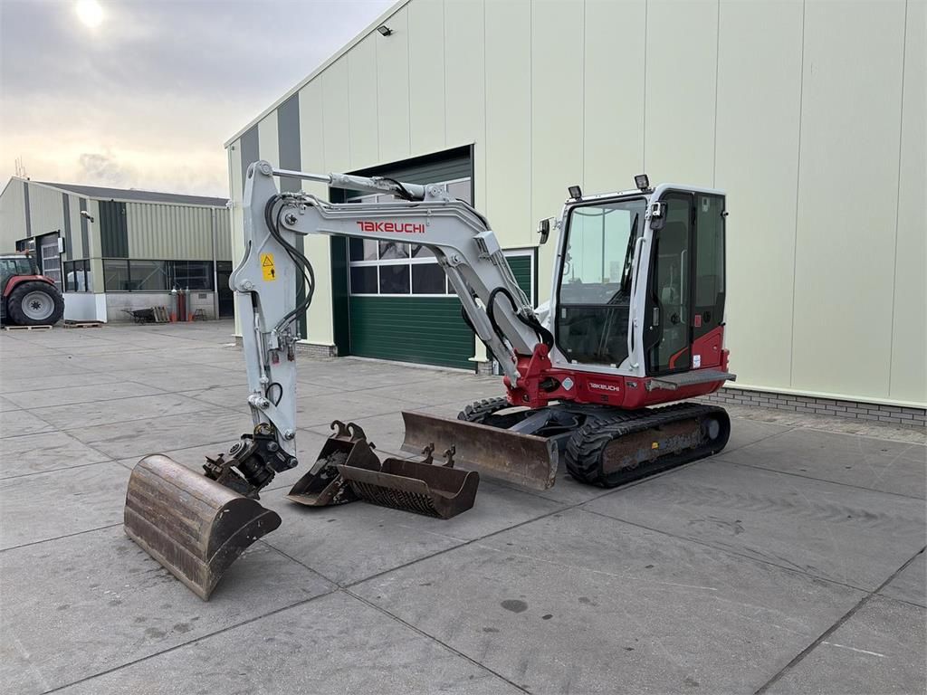 Takeuchi TB240 minigraafmachine