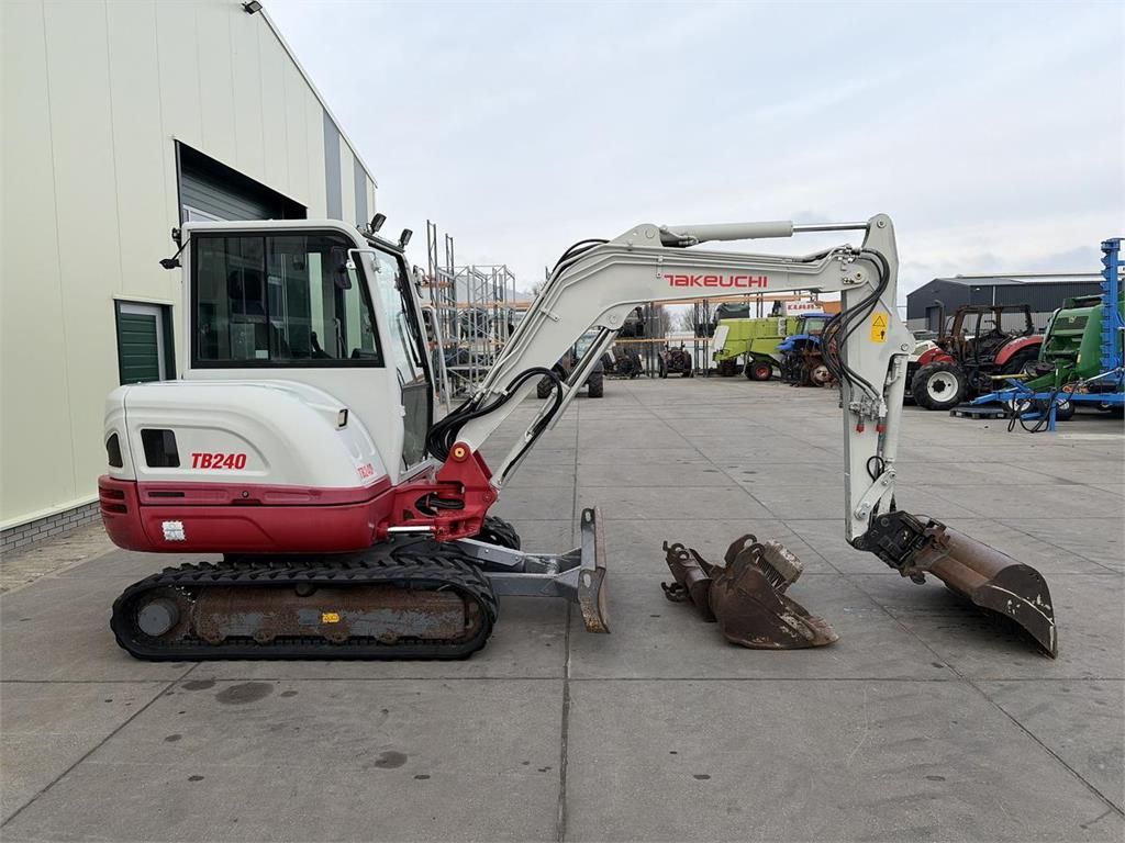 Takeuchi TB240 minigraafmachine