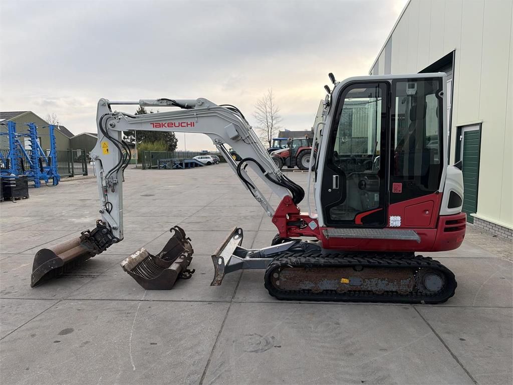 Takeuchi TB240 minigraafmachine