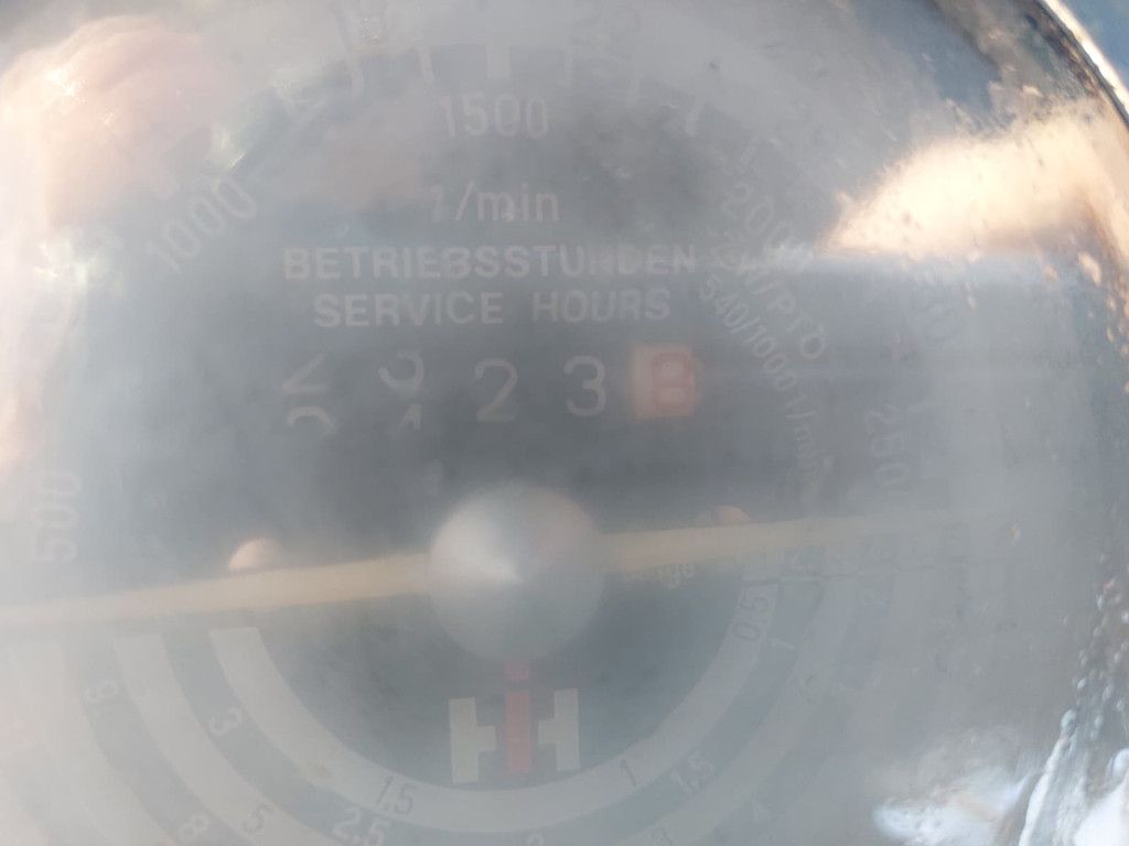 International 745 - S