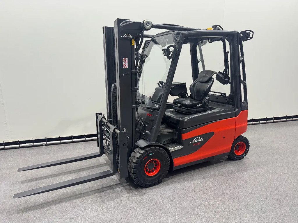 Linde 387 E 25 L-01. Inclusief nieuwe accu
