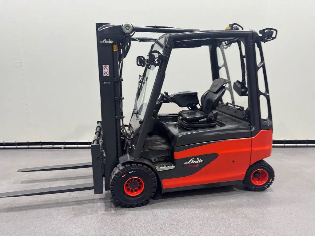 Linde 387 E 25 L-01. Inclusief nieuwe accu
