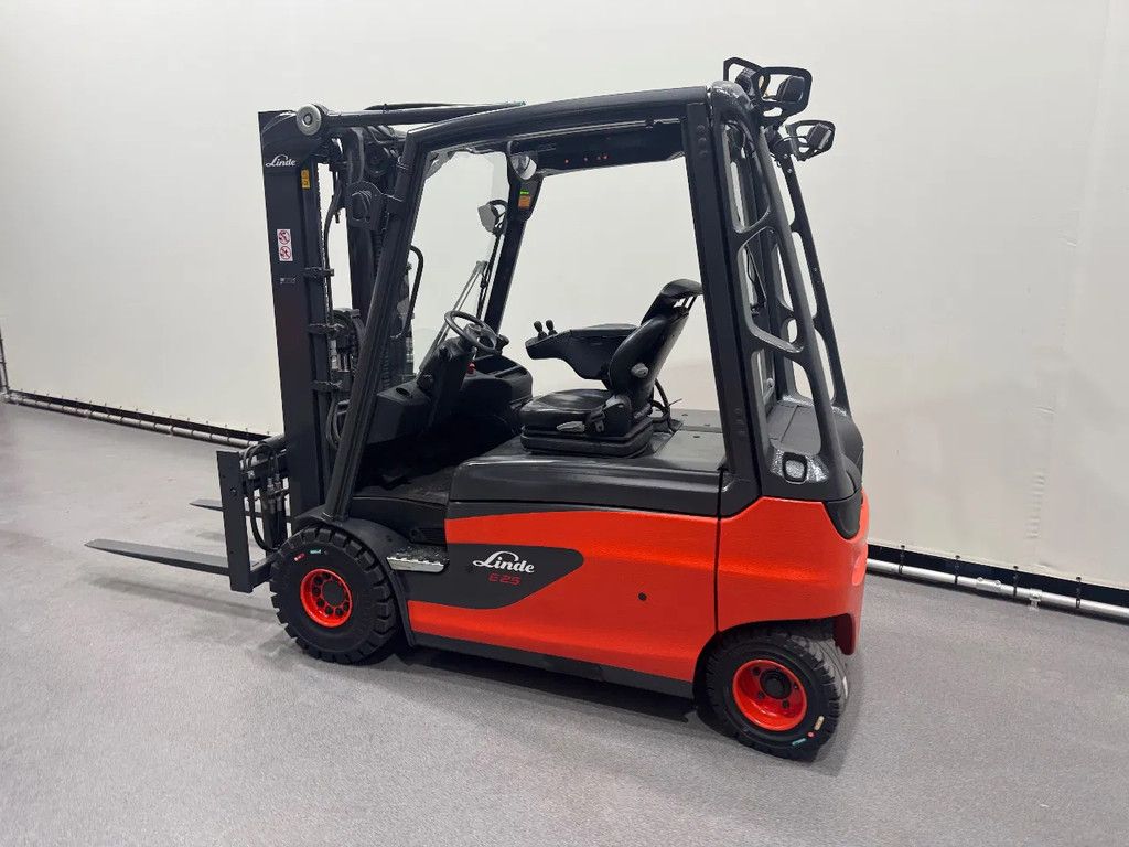 Linde 387 E 25 L-01. Inclusief nieuwe accu