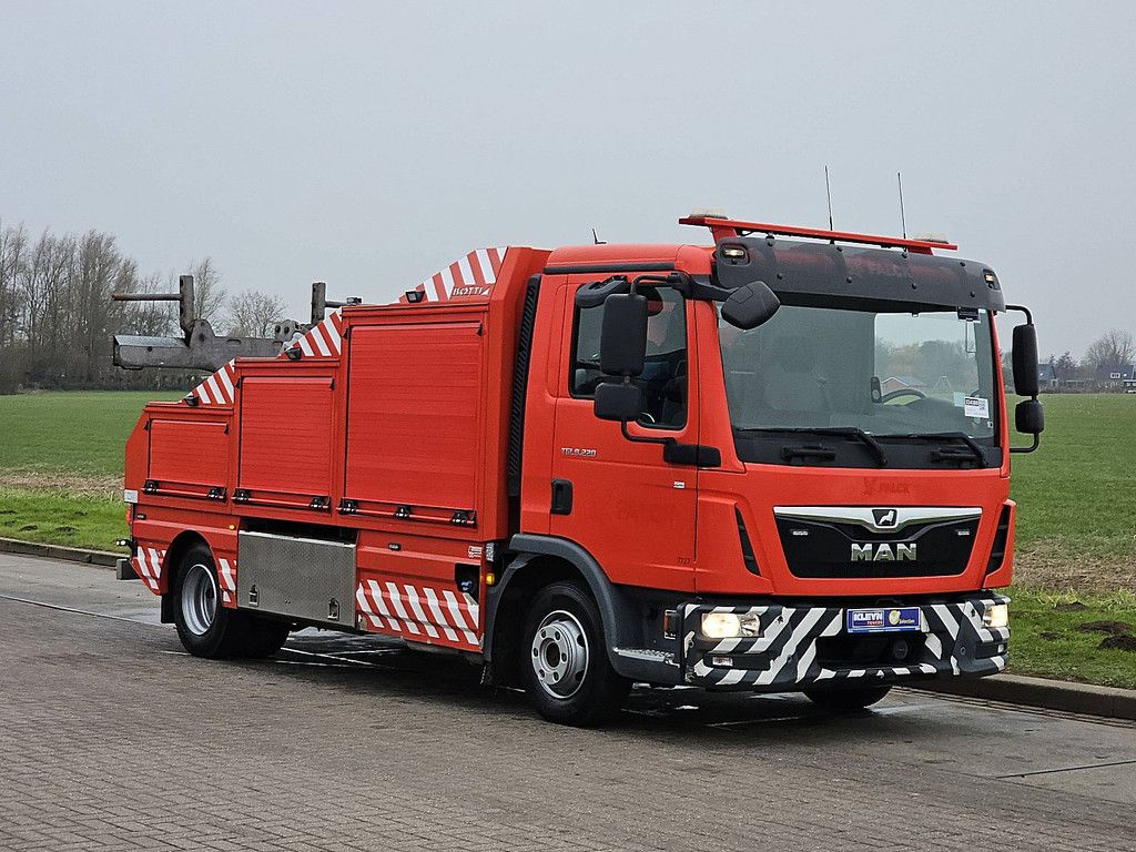 M.A.N. 8.220 TGL 8.8t bottie lift 8t