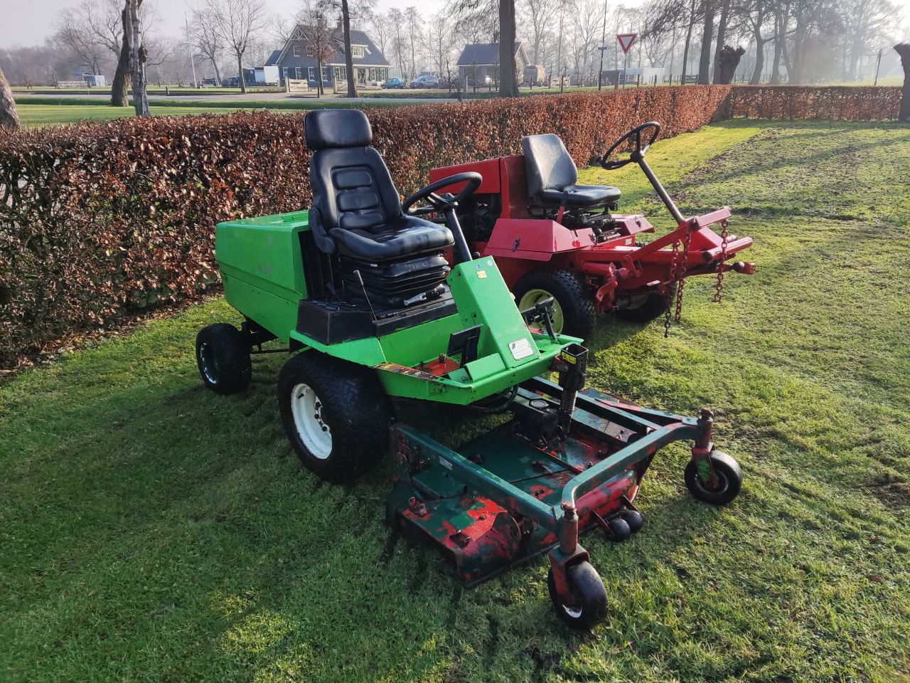 2 TORO zitmaaiers (type 322D en 223D, Mitsubishi diesel)