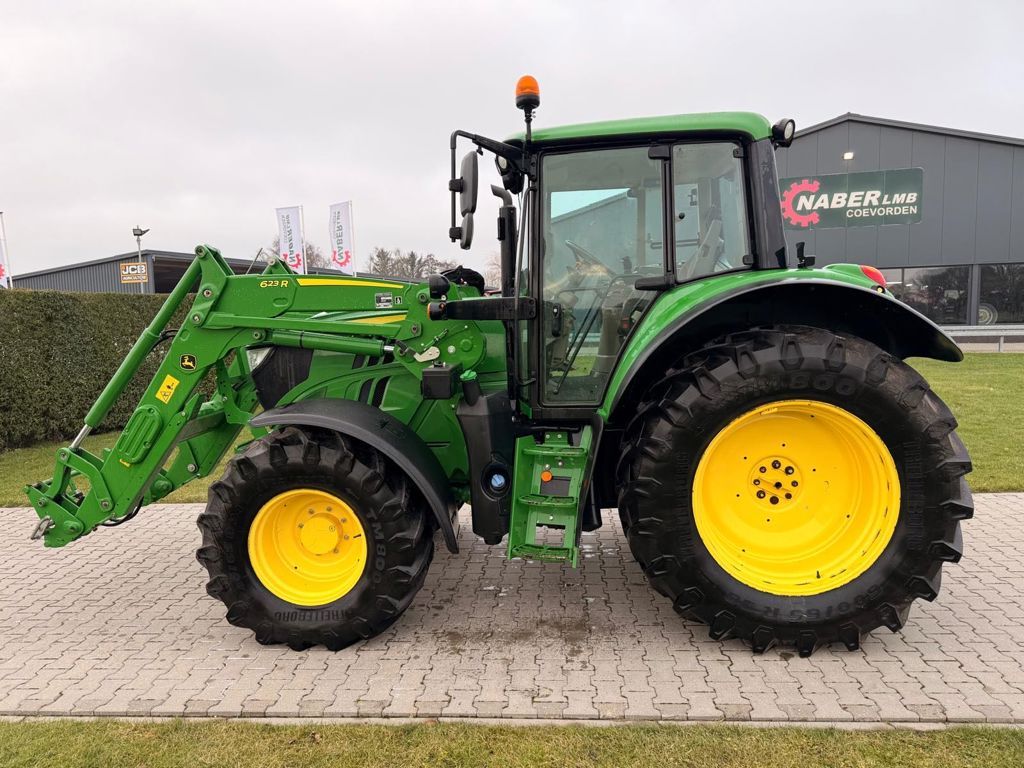 John Deere 6120M MET VOORLADER