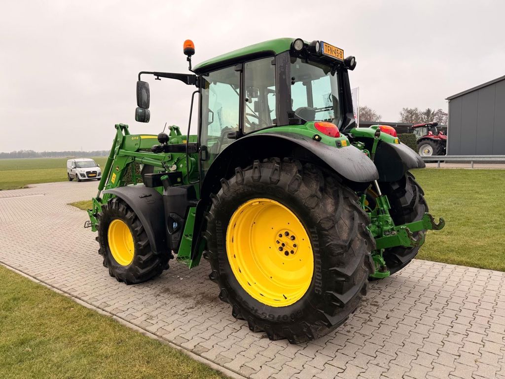 John Deere 6120M MET VOORLADER