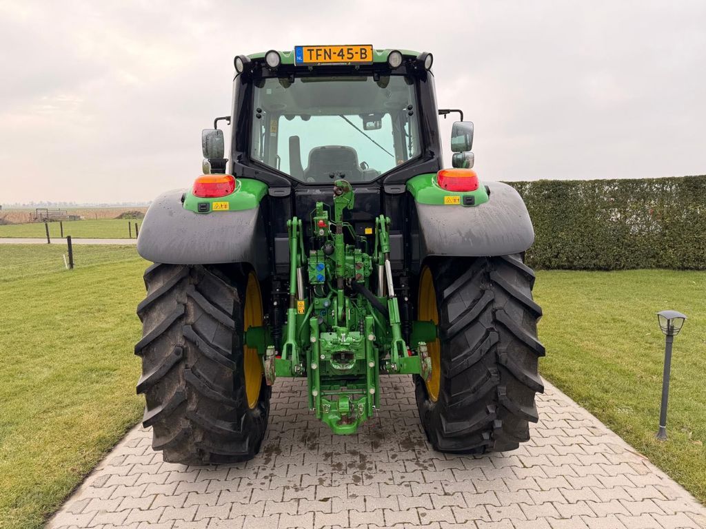 John Deere 6120M MET VOORLADER