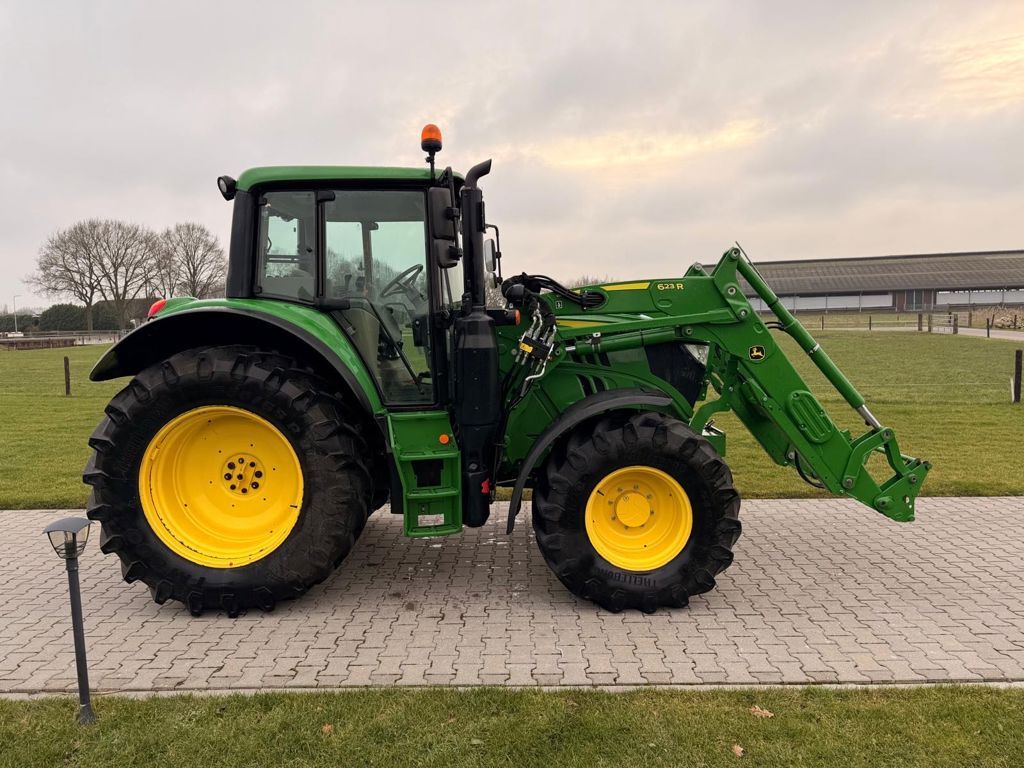 John Deere 6120M MET VOORLADER