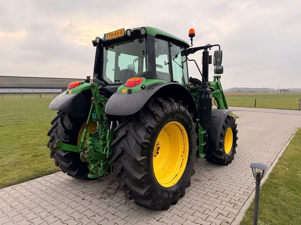John Deere 6120M MET VOORLADER
