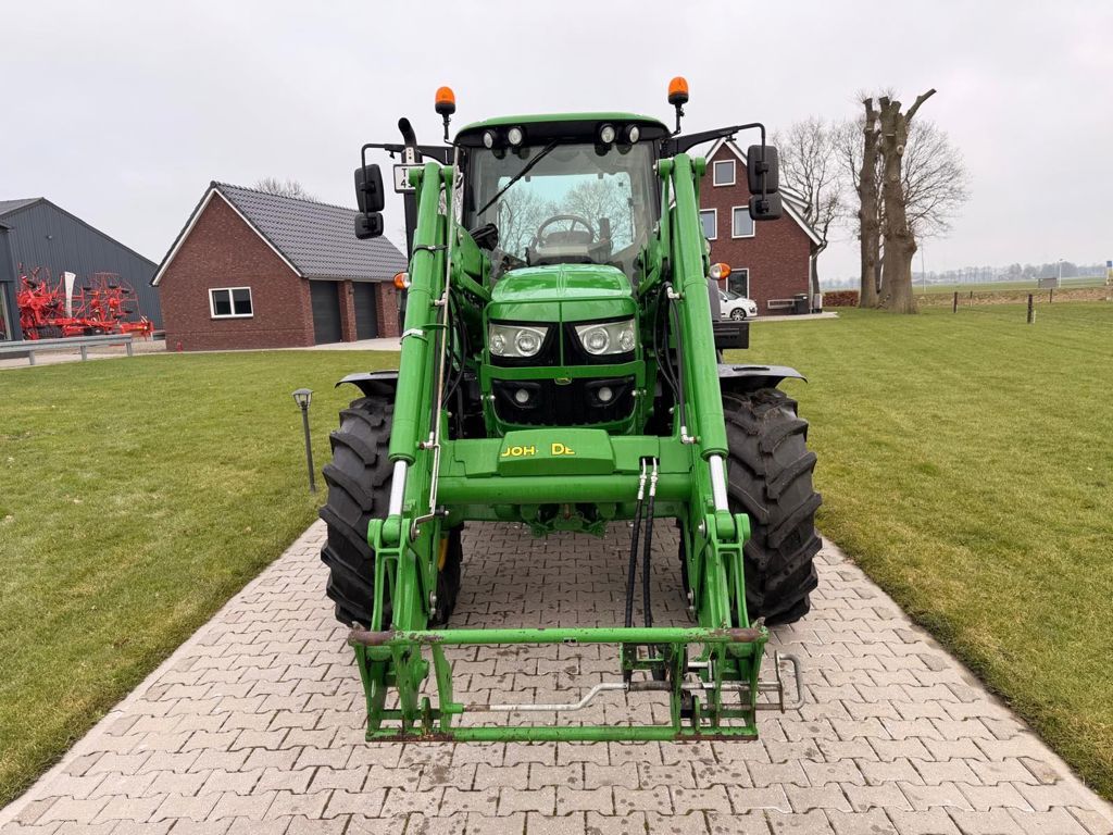 John Deere 6120M MET VOORLADER