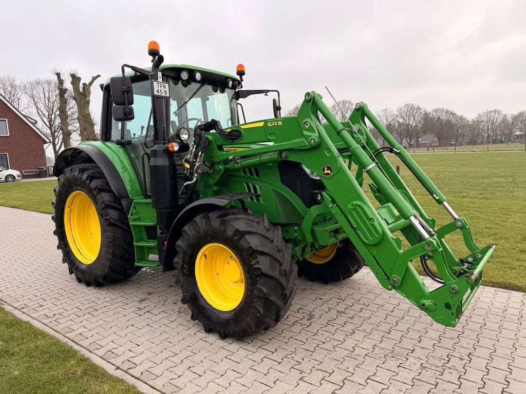 John Deere 6120M MET VOORLADER