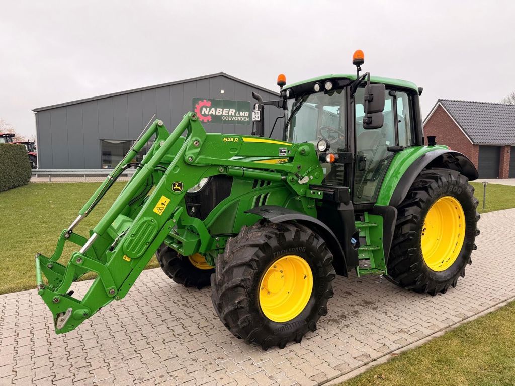 John Deere 6120M MET VOORLADER