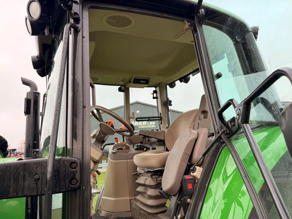 John Deere 6120M MET VOORLADER