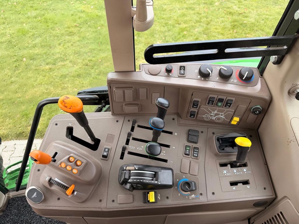 John Deere 6120M MET VOORLADER