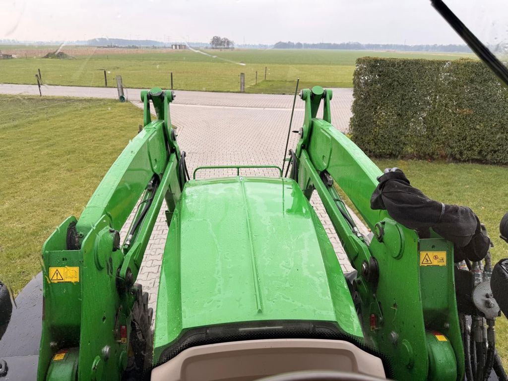 John Deere 6120M MET VOORLADER