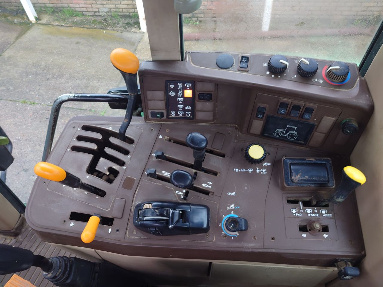 John Deere 6310 with H340 frontloader