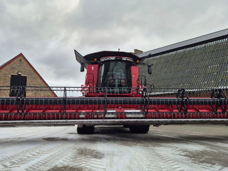 Case IH Axial Flow 8250 8250 inkl. 35 fod skærebord og 4-hjulet vogn
