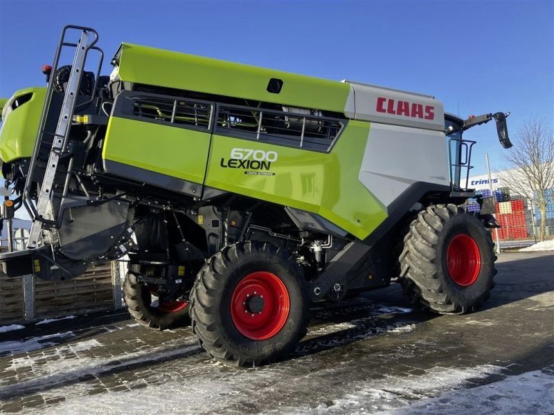Claas LION 6700 Allrad + V770