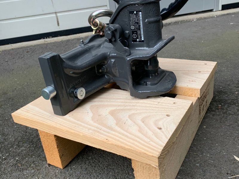 Sauermann Anhängekupplung 31,2er Schlitten, 38er Bolzen