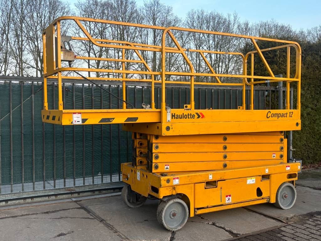 Haulotte Compact 12 12m schaarlift hoogwerker Haulotte