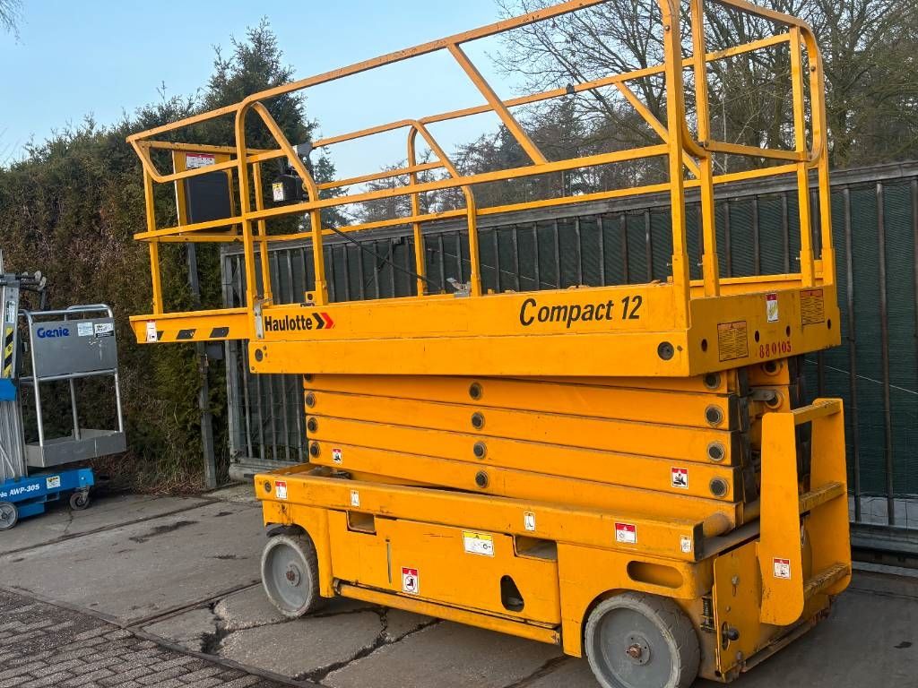 Haulotte Compact 12 12m schaarlift hoogwerker Haulotte