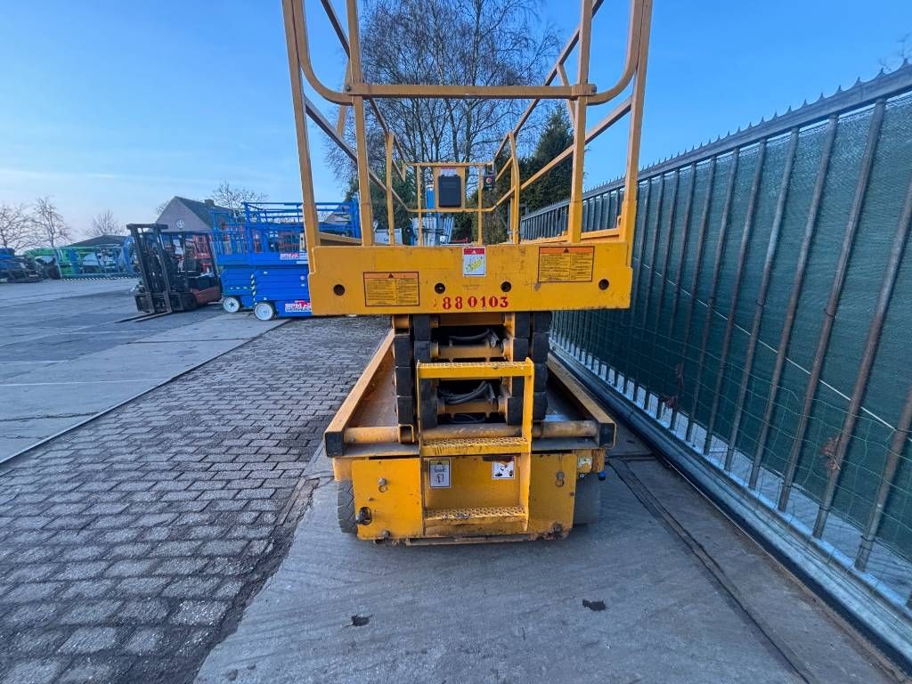 Haulotte Compact 12 12m schaarlift hoogwerker Haulotte
