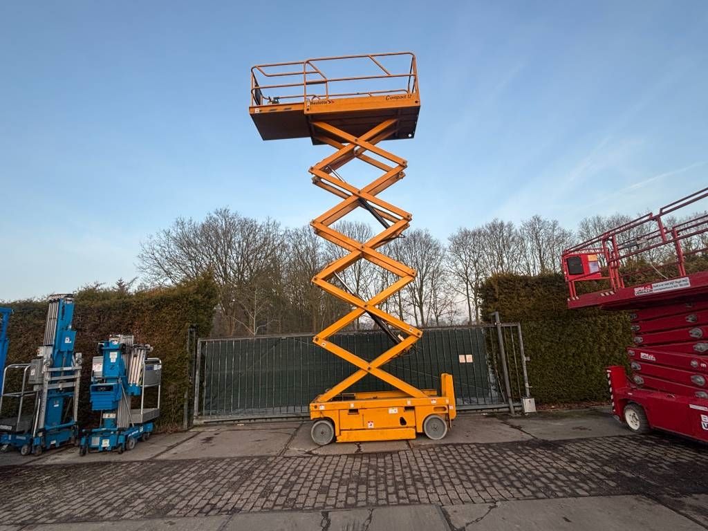 Haulotte Compact 12 12m schaarlift hoogwerker Haulotte