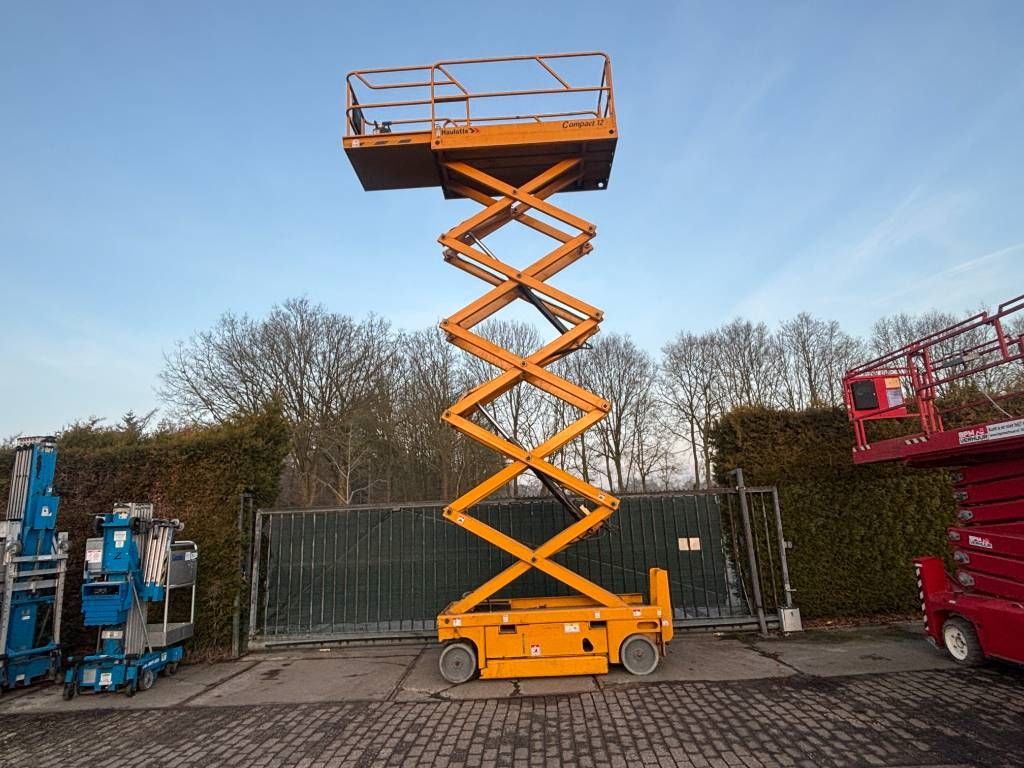 Haulotte Compact 12 12m schaarlift hoogwerker Haulotte
