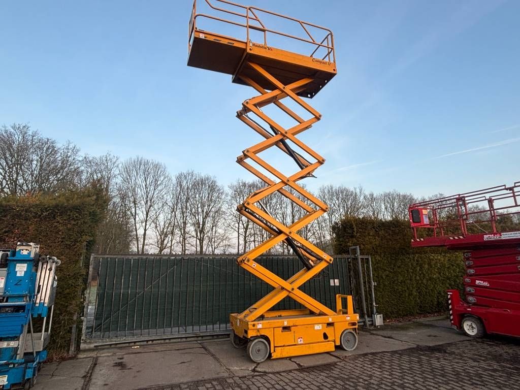 Haulotte Compact 12 12m schaarlift hoogwerker Haulotte