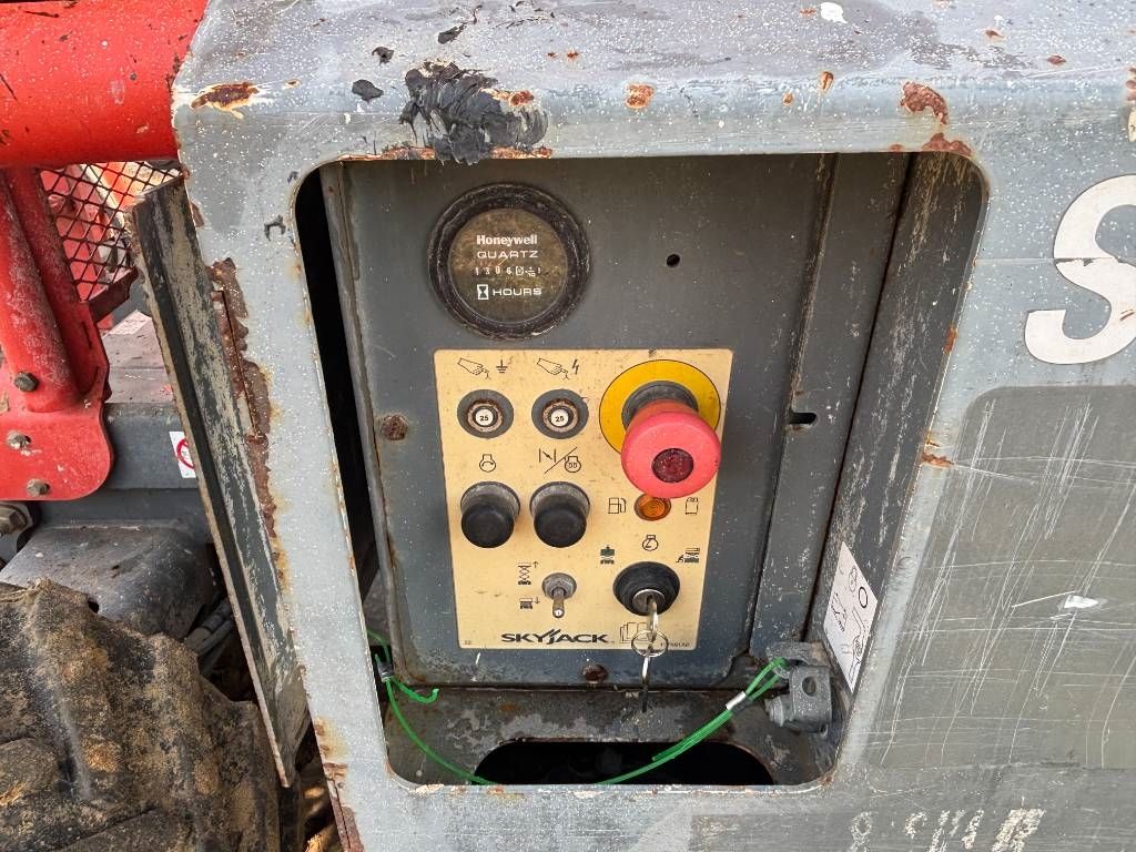 SkyJack SJ 6826 RT 6826 4x4 hoogwerker 10 meter skyjack