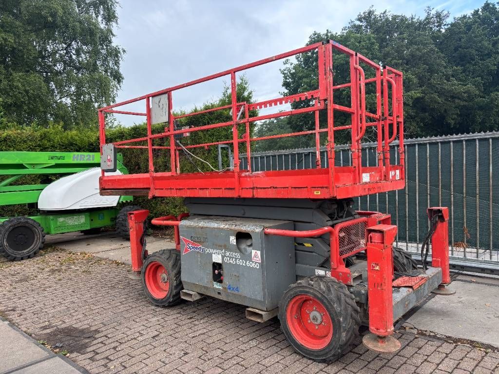SkyJack SJ 6832 RT 12m schaarhoogwerker diesel 4x4